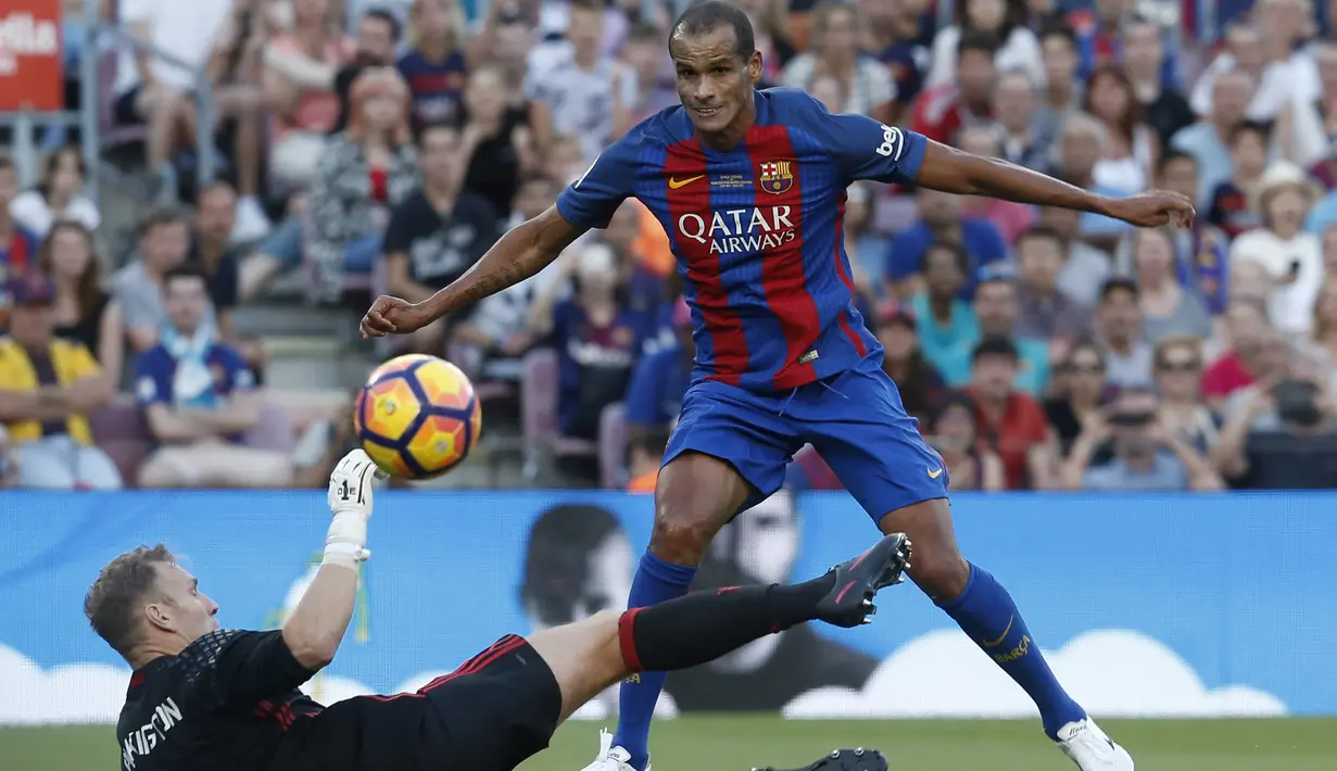 1. Rivaldo - Pemain asal Brasil ini bergabung dengan Barcelona pada 1997-2002. Rivaldo mempersembahkan 130 gol dan dua gelar La Liga beruntun pada dua musim pertamanya di Barcelona. (AFP/Pau Barrena)