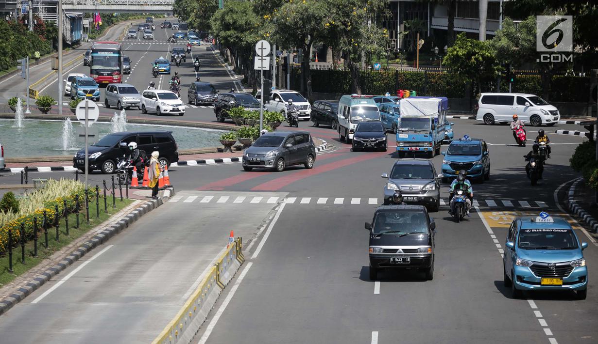Sejumlah kendaraan melintas di Jalan Merdeka Barat, Jakarta, Rabu (19/6/2019). Hari ini jalan tersebut dibuka untuk umum di tengah berlangsungnya sidang ketiga sengketa Pilpres 2019. (Liputan6.com/Faizal Fanani)