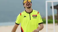 Franco Morbidelli bermain voli pantai di sela-sela track day di Sirkuit Mandalika, Lombok. (X/Pertamina Enduro VR46 Racing Team)