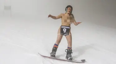 Peserta wanita beraksi di "Naked Slalom Ski Race" di resor ski Steinach am Brenner, Austria, Sabtu (12/3/2016). Dalam pertandingan ini, setiap peserta diwajibkan menanggalkan busananya dan hanya memakai kain nomor saja. (Reuters/Dominic Ebenbichler)