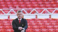 Ole Gunnar Solskjaer tiba di lapangan saat konferensi pers terkait penunjukkan dirinya menjadi pelatih permanen Manchester United di Stadion Old Trafford, Inggris, (28/3). Solskjaer berhasil membawa MU meraih 14 kemenangan, dua hasil imbang, dan menelan tiga kekalahan. (AP Photo/Rui Vieira)