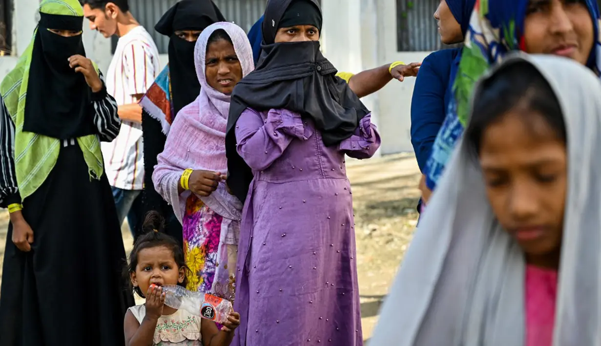 Selama pemeriksaan, penyakit yang umumnya didapati pada pengungsi Rohingya itu seperti penyakit kulit dan lambung. Hal tersebut tidak bisa dipungkiri karena para pengungsi menempati penampungan yang belum layak. (CHAIDEER MAHYUDDIN/AFP)