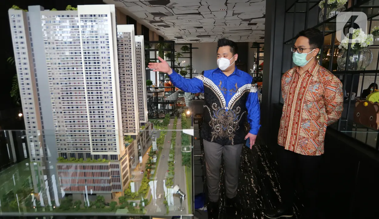 Direktur Collins Boulevard Ronald Cassidy Yusuf dan Direktur Marketing Triniti Land Bong Chandra saat memperkenalkan Tower Kedua Collins Boulevard The Scott di Tangerang, Minggu (10/01/2021). (Liputan6.com/Fery Pradolo)