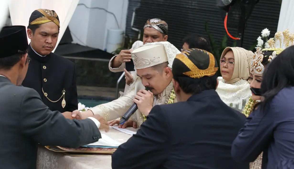 Pernikahan pedangdut Selvi Kitty dan Rangga berlangsung di Omah Pawon, Ampera, Jakarta Selatan. Prosesi akad nikah berlangsung khidmat dengan dihadiri keluarga dan orang-orang terdekat. (Adrian Putra/Bintang.com)