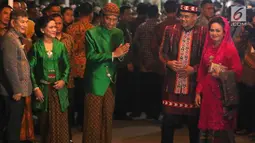 Presiden Jokowi dan Ibu Negara Ariana Widodo menerima kedatangan keluarga mempelai pria Bobby Nasution pada acara serah teima Paningset dan Midodareni di kediamannya di Surakarta, Selasa (7/11). (Liputan6.com/Angga Yuniar)