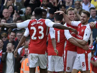 Para pemain merayakan gol yang dicetak oleh gelandang Arsenal, Aaron Ramsey, ke gawang Everton pada laga Premier League, di Stadion Emirates, Minggu (21/5/2017).  Arsenal menang 3-1. (EPA/Gerry Penny)