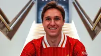 Federico Chiesa saat diperkenalkan sebagai pemain Liverpool. (X/Liverpool)