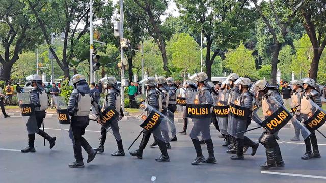 Polisi Kerahkan Pasukan Penindak dalam aksi demonstrasi buruh di Balai Kota DKI Jakarta.