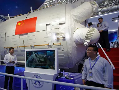 Sebuah model stasiun luar angkasa China ditampilkan dalam Pameran Penerbangan dan Antariksa Internasional ke-12 China atau Airshow China 2018 di Kota Zhuhai, Provinsi Guangdong, Rabu (7/11). (AP Photo/Kin Cheung)