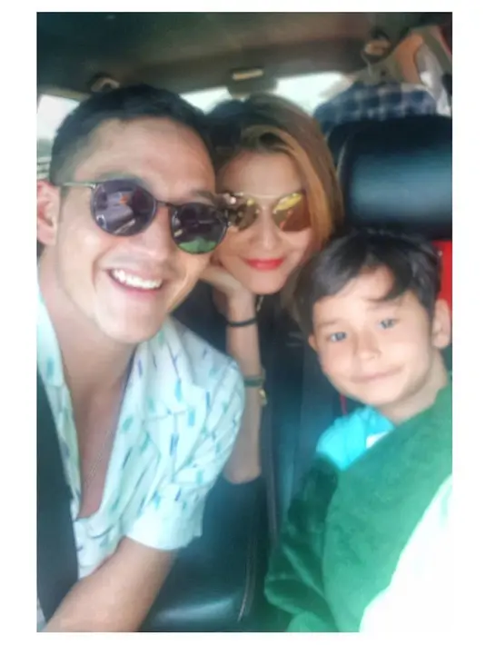 Potret keakraban keduanya belum lama diunggah di media sosial keduanya. Satu foto diunggah di akun instagram masing-masing sambil menikmati popcorn. (instagram/mike_lewis)