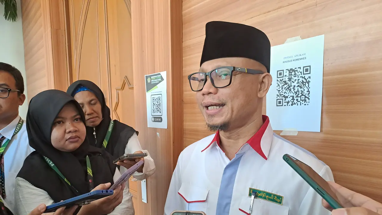 Direktur Pelayanan Haji Luar Negeri Ditjen Penyelenggaraan Haji dan Umrah (PHU) Kementerian Agama (Kemenag) Subhan Cholid saat menjawab pertayaan sejumlah wartawan. (Liputan6.com/Nafiysul Qodar)