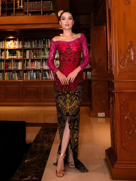 Dengan penampilan ini, Cinta Laura seolah menyuarakan semangat Kartini dalam versi modern,  perempuan yang bebas berkarya, bangga pada budaya sendiri, dan tampil berani menjadi versi terbaik dirinya. [@philipekarunia].