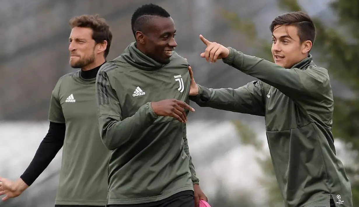 Pemain Juventus, Blaise Matuidi dan Paulo Dybala, saat latihan jelang laga Liga Champions di Vinovo, Turin, Senin (2/4/2018). Juventus akan berhadapan dengan Real Madrid. (AFP/Marco Bertorello)