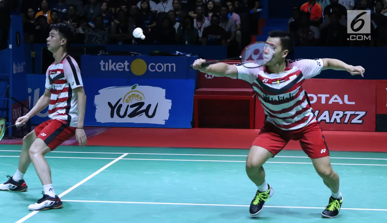 Ganda putra Indonesia, Kevin Sanjaya Sukomuljo/Marcus F Gideon mengembalikan kok ke Takuto Inoue/Yuki Kaneko (Jepang) di Final Indonesia Open 2018, Istora GBK, Jakarta, Minggu (8/7). Kevin/Marcus unggul 21-13, 21-16. (Liputan6.com/Helmi Fithriansyah)