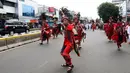 Peserta atraksi Tatung saat arak-arakan perayaan Cap Go Meh di kawasan Petojo, Jakarta, Selasa (19/2). Tatung dalam bahasa Hakka adalah orang yang dirasuki roh dewa atau leluhur. (Liputan6.com/Angga Yuniar)