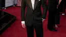 Aktor Michael Fassbender saat menghadiri ajang penghargaan Piala Oscar 2016 di Hollywood, California, Minggu (28/2). Michael Fassbender tampil necis dengan setelan jas hitam dengan krah lebar yang membuatnya makin tampan. (REUTERS/Lucas Jackson)