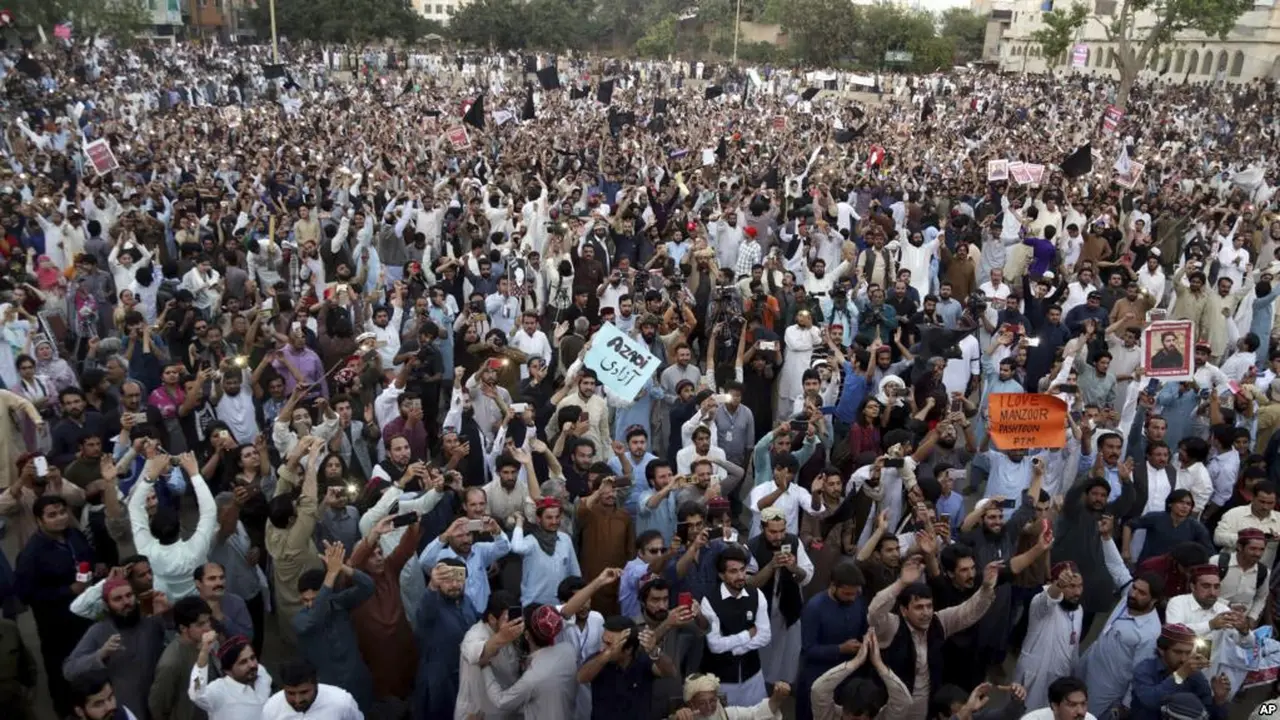 Para anggota dan pendukung Gerakan Perlindungan Pashtun berunjuk rasa di Lahore, 22 April 2018 (AP)