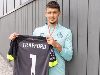 Premier League Liga Inggris 2023/2024 hingga kini telah dipastikan akan diramaikan oleh aksi 5 kiper baru yang akan membela klubnya mulai awal musim ini. Sebagian besar dari mereka akan langsung diplot sebagai kiper utama di bawah mistar gawang. Siapa saja sih mereka? Berikut daftar kelimanya. (twitter.com/BurnleyOfficial)