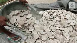 Pekerja menuangkan kerupuk kaleng di Depok, Jawa Barat. Naiknya harga bahan tepung tapioka pembuat kerupuk kaleng menyebabkan produsen kerupuk mengurangi kualitas produksi kerupuk. (Liputan6.com/Fery Pradolo) 