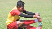 Bek Arema FC, M. Atul Ikhsan, memimpin sesi pendinginan dalam latihan terakhir Arema FC jelang libur aktivitas tim, Jumat (30/10/2020). Latihan ini juga menjadi momen terakhir Ikhsan bersama Singo Edan karena akan kembali ke klub yang memilikinya, Borneo FC. (Bola.com/Iwan Setiawan)