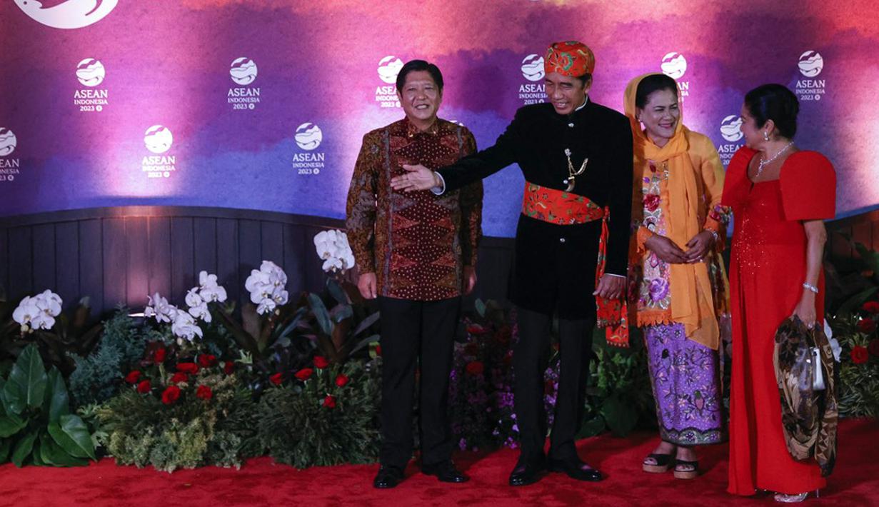 Presiden Filipina Ferdinand Marcos Jr. (kiri) dan Ibu Negara Louise Araneta Marcos (kanan) disambut oleh Presiden Indonesia Joko Widodo atau Jokowi (kedua kiri) dan Ibu Negara Iriana Widodo (kedua kanan) pada gala dinner KTT ke-43 ASEAN di Jakarta, Indonesia, Rabu (6/9/2023). (Mast IRHAM/POOL/AFP)