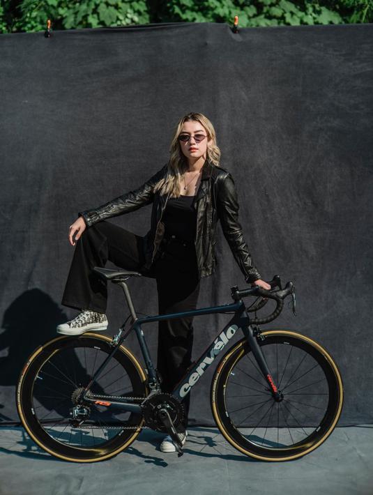 Penampilan adik dari Kimberly Ryder ini saat mengenakan kacamata hitam pun kerap kali mencuri perhatian. Ia selalu pandai memadupadankan baju sehingga terlihat trendi. (Liputan6.com/IG/natasharyder)