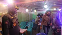 Personel Satpol PP Palu membubarkan kerumunan pengunjung cafe di Kota Palu jelang pergantian tahun pada Desember, 2020. (Foto: Heri Susanto/ Liputan6.com).