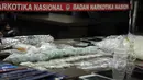 Barang bukti diperlihatkan saat rilis kasus narkoba di kantor Badan Narkotika Nasional (BNN), Jakarta, Jumat (22/5/2015). BNN berhasil mengungkap kasus narkoba yang melibatkan seorang sipir Lapas Banceuy, Bandung, Jawa Barat. (Liputan6.com/Helmi Afandi)