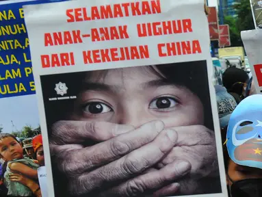 Massa yang tergabung dalam Aliansi Mahasiswa Islam (AMI) melakukan aksi unjuk rasa di depan Kedutaan Besar (kedubes) China, Kuningan, Jakarta Selatan, Jumat (3/2/2023). Aksi ini untuk menuntut Pemerintah China bertanggung jawab atas kematian ratusan muslim Uighur dalam tragedi berdarah Ghulja pada 5 Febuari 1997. (merdeka.com/Imam Buhori)