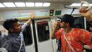 Para penggawa Garuda Muda bersantai sejenak usai melaksanakan ibadah salat Jumat di Masjid Sultan, Bugis, Singapura (5/6/2015). Zulfiandi (kiri) menunjukkan jalur MRT kepada Manahati Lestusen. (Liputan6.com/Helmi Fithriansyah)
