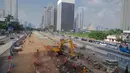 Sebuah alat berat melakukan proses pengerukan pembangunan stasiun bawah tanah MRT di jalan Sudirman, Jakarta, Kamis (14/8/14). (Liputan6.com/Faizal Fanani)