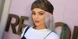 Kylie Jenner, selain sibuk berkarier dalam dunia hiburan juga giat dalam menjalankan bisnis kosmetiknya. Namun di balik itu, Kylie seringkali disebut hanya menggunakan nama keluarga untuk mencapai ketenaran. (AFP/ARI PERILSTEIN)