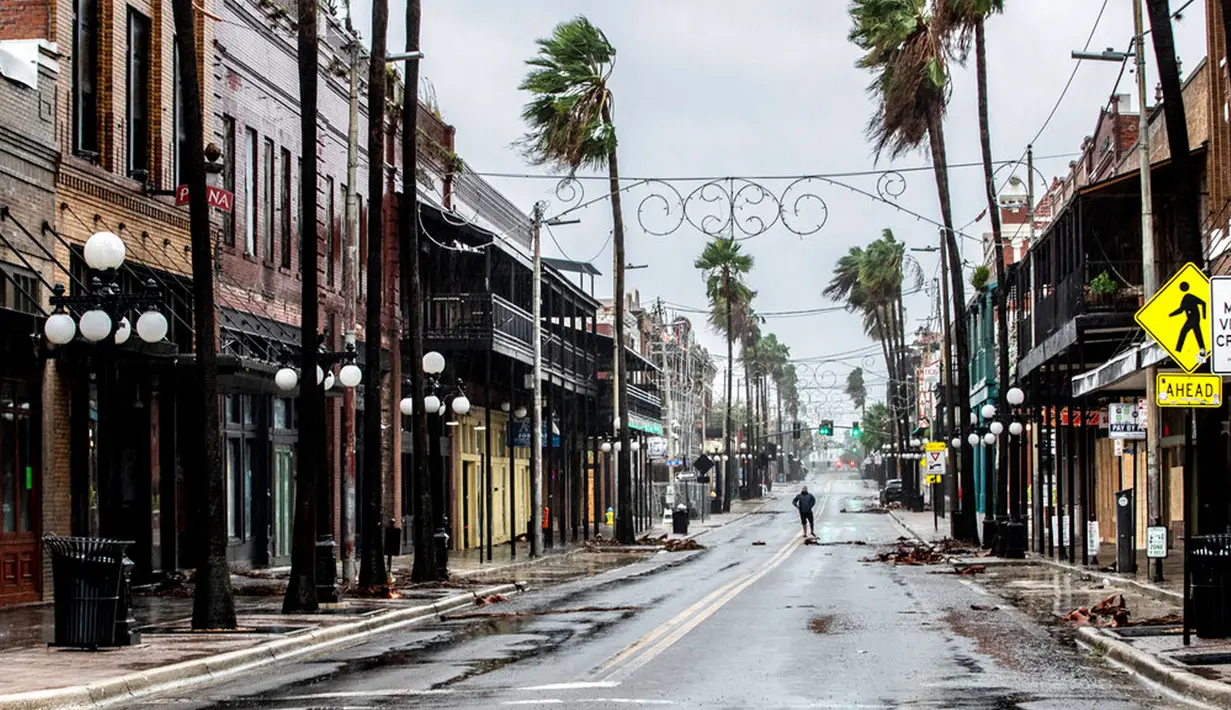 Seorang pria berdiri di tengah 7th Street di Ybor City di jalanan yang diguyur hujan beberapa jam sebelum angin kencang dari Badai Ian menghantam Tampa, Florida, Amerika Serikat, 28 September 2022. Badai Ian menghasilkan angin kencang dengan kecepatan 155 mph (250 kph). (Willie J. Allen Jr./Orlando Sentinel via AP)