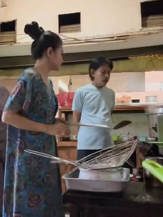7 Momen Epy Kusnandar dan Istri Masak Bareng Untuk Jualan di Kantin Ini Kompak