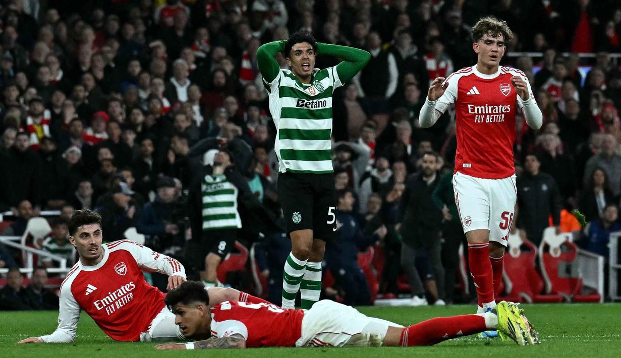Kepastian didapat usai bermain imbang 0-0 kontra Sporting CP di Emirates Stadium, Kamis (16/4/2026) dini hari WIB. Tampak dalam foto, ekspresi gelandang Sporting CP asal Portugal, Joao Simoes (kiri berdiri) setelah gagal mencetak gol saat pertandingan leg kedua perempat final Liga Champions 2025/2026 melawan Arsenal di Stadion Emirates, London Utara pada Rabu 15 April 2026 waktu setempat atau Kamis (16/4/2026) dini hari WIB. (Ben STANSALL/AFP)