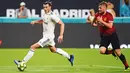 Gelandang Real Madrid, Gareth Bale menggiring bola dari kejaran bek Manchester United, Luke Shaw saat bertanding pada International Champions Cup di Miami Gardens, Fla (31/7). MU menang tipis 2-1 atas Madrid. (Jim Rassol/South Florida Sun-Sentinel via AP)