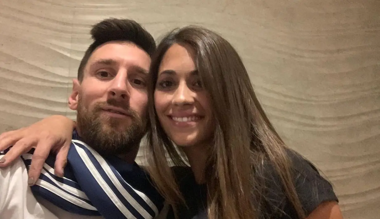 Leo Messi memiliki seorang istri cantik bernama Antonella Rocuzzo. Antonella merupakan cinta masa kecil Messi yang nyatanya kini menjadi belahan jiwa Messi. Hubungan rumah tangga keduanya selalu harmonis. (Liputan6.com/IG/leomessi)