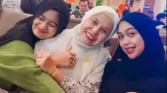 Kabar miring ini semakin diperkuat dengan unggahan YouTuber 27 tahun itu di laman Instagram Stories-nya. Dalam unggahan yang sudah dihapus tersebut, ibu satu anak ini menjabarkan 11 poin yang membuat rumah tangga bisa hancur. Salah satu di antaranya, karena mertua selalu terlibat dalam urusan rumah tangga. (Liputan.com/IG/@teukuryantr)