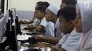 Sejumlah murid Sekolah Menengah Kejuruan (SMK) melaksanakan Ujian Nasional Berbasis Komputer (UNBK) di SMK Negeri 1, Jakarta, Senin (2/4). Adapun Ujian Nasional (UN) susulan untuk SMK akan diselenggarakan 17 hingga 18 April. (Liputan6.com/Arya Manggala)