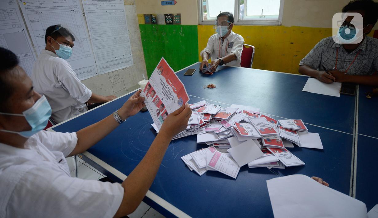 Petugas KPPS melakukan penghitungan suara di TPS 36 Perumahan Griya Pamulang 2, Tangerang Selatan, Rabu (9/12/2020). Sebanyak 976.019 orang terdaftar dalam Daftar Pemilih Tetap (DPT) pada Pilkada Tangsel 2020 yang diikuti tiga pasang calon Wali Kota dan Wakil Wali Kota (merdeka.com/Dwi Narwoko)