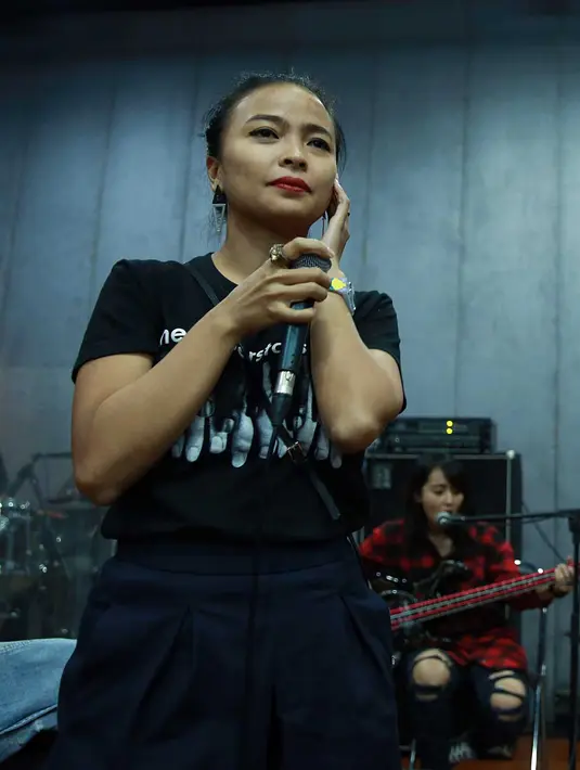 Bersama musisi kenamaan Indonesia, Tantri dan kawan-kawan di band Kotak membawakan dua buah lagu untuk performa mereka di panggung HUT SCTV ke-25. (Deki Prayoga/Bintang.com)