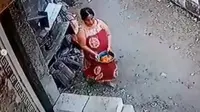 Video viral perlihatkan emak-emak di Sidoarjo menyiram air kencing ke depan rumah tetangganya sejak 2017. (Foto: capture video viral di medsos).