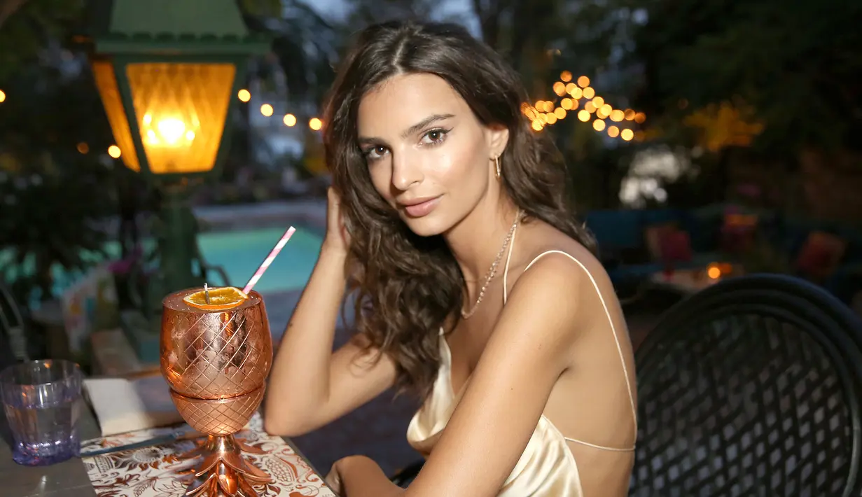 Emily Ratajkowski saat merayakan ulang tahun ke-25 di kediaman pribadi di Los Angeles, California. pada 10 Juni 2016. Emily menempati urutan ke-4 wanita tercantik versi sains dengan poin 90,8 persen. (AFP PHOTO/ Rachel Murray)