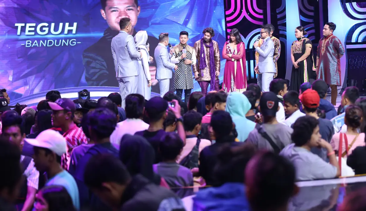 Menyambut dua pemeran serial Khushi asal India yang hadir pada babak wildcard itu, dewan juri dan pengisi acara mengenakan busana khas India. Dua artis India itu dibuat bingung oleh Soimah. (Nurwahyunan/Bintang.com)