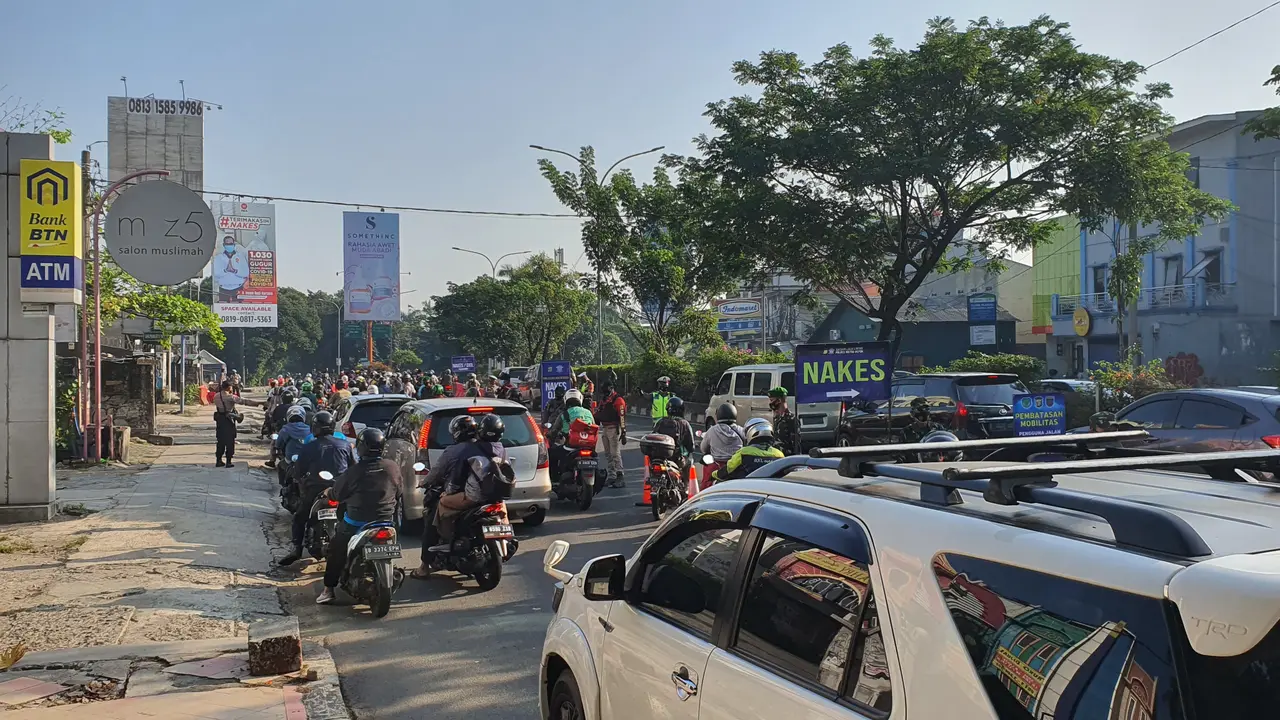 Suasana Jalan Raya Margonda Kota Depok yang telah dipadati kendaraan. (Liputan6.com/Dicky Agung Prihanto)
