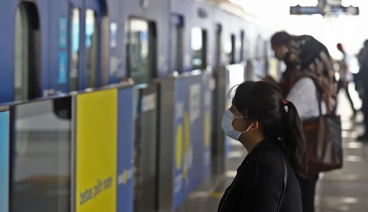 Calon penumpang mengenakan masker saat menunggu  datangnya kereta di Stasiun MRT Lebak Bulus, Jakarta, Senin (6/4/2020). PT MRT Jakarta tak akan menerima penumpang tanpa menggunakan masker seusai seruan Gubernur DKI Anies Baswedan untuk mencegah penyebaran virus Corona (Liputan6.com/Herman Zakharia)