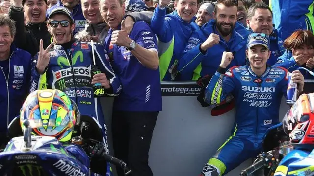 Maverick Vinales (kanan) dan Valentino Rossi.