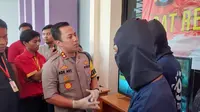 Polisi menangkap 2 pengemudi ojek online yang merampok minimarket di Tangerang. (Liputan6.com/ Pramita Tristiawati)