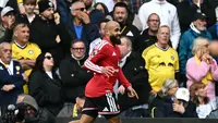 Winger Manchester United Bryan Mbeumo merayakan gol ke gawang Leeds United pada laga Liga Inggris 2026/2027 di Elland Road, Minggu (18/10/2026). (AFP/Paul Ellis)