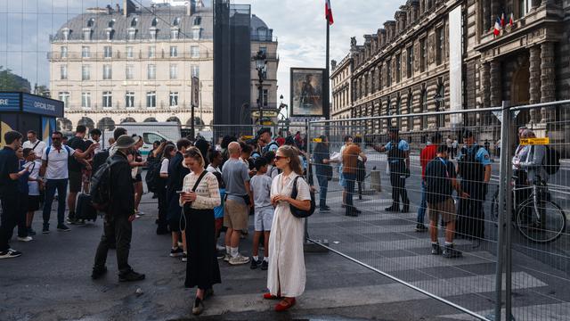 Polisi Paris menutup tepian Sungai Seine menjelang Olimpiade